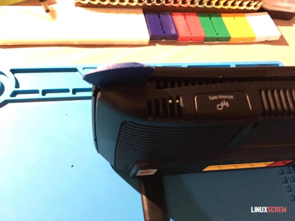 Installing OpenWrt on a BT HomeHub 5 (or Plusnet Hub One), Full Instructions 5 Trying to pry the case open